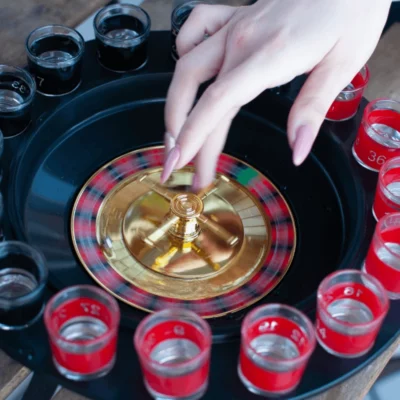 Ivós rulett szett – 16 pohárral (piros-fekete)